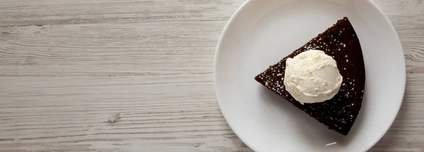 Gâteau Chocolat Fait Maison Avec Crème Glacée Sur Une Plaque — Photo