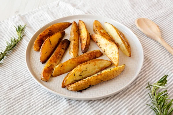 Patate Rosmarino Fatte Casa Zeppe Piatto Vista Laterale — Foto Stock