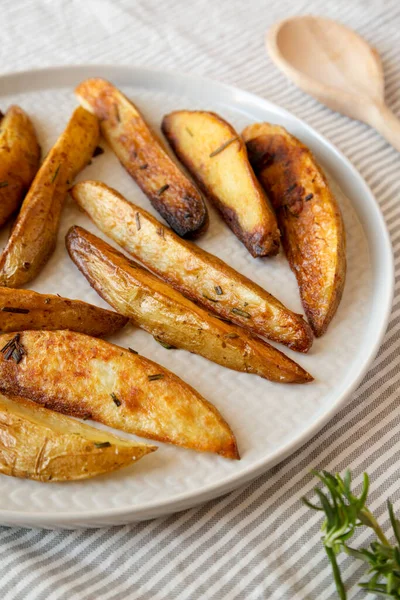 Rosemary Potato Cuñas Caseras Plato Vista Ángulo Bajo —  Fotos de Stock