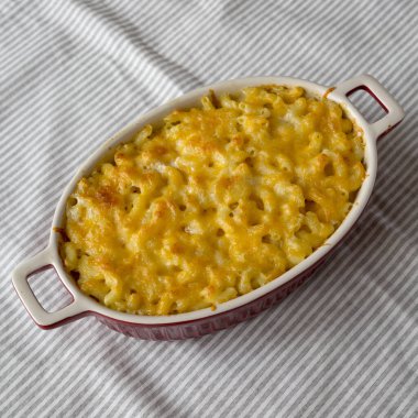 Ev yapımı makarna ve kumaş üzerine peynirli makarna. Düşük açılı.. 