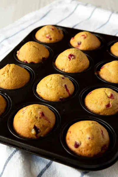 Σπιτικά Cranberry Muffins Ξύσμα Πορτοκαλιού Ταψί Πλαϊνή Άποψη — Φωτογραφία Αρχείου