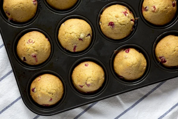 Σπιτικά Cranberry Muffins Ξύσμα Πορτοκαλιού Ταψί Πάνω Όψη Overhead Από — Φωτογραφία Αρχείου