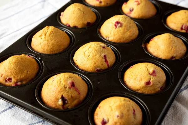 Σπιτικά Cranberry Muffins Ξύσμα Πορτοκαλιού Ταψί Χαμηλή Γωνία — Φωτογραφία Αρχείου