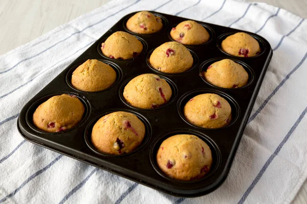 Σπιτικά Cranberry Muffins Ξύσμα Πορτοκαλιού Ταψί Χαμηλή Γωνία — Φωτογραφία Αρχείου