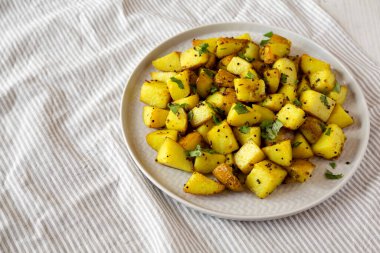 Tabakta hardal tohumu ile ev yapımı kızarmış patates, yan manzara. Metin için boşluk.