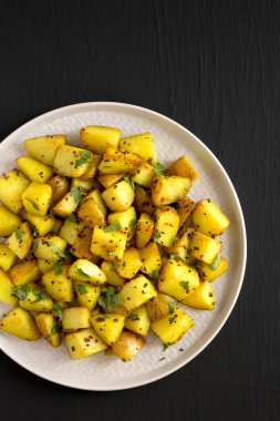 Tabakta hardal tohumu ve ev yapımı patates kızartması. Dümdüz, tepeden, yukarıdan. Metin için boşluk.