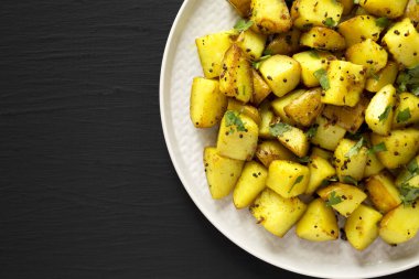 Tabakta hardal tohumu ve ev yapımı patates kızartması. Dümdüz, tepeden, yukarıdan. Boşluğu kopyala.
