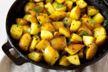 Ev yapımı patates kızartması ve hardal tohumu dökme demir tava, yan görüş. Yakın plan..