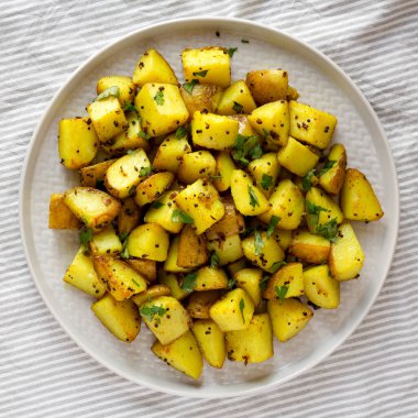 Tabakta hardal tohumu ve ev yapımı patates kızartması. Dümdüz, tepeden, yukarıdan. 