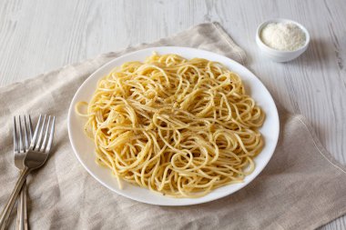 Beyaz bir tabakta Pecorino Romano ve Pepper ile ev yapımı Cacio E Pepe Pasta.. 