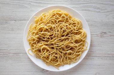 Beyaz tabakta Pecorino Romano ve Pepper ile ev yapımı Cacio E Pepe Pasta. Yukarıdan, yukarıdan, dümdüz.