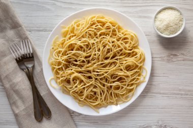 Beyaz tabakta Pecorino Romano ve Pepper ile ev yapımı Cacio E Pepe Pasta. Yukarıdan, yukarıdan, dümdüz. 