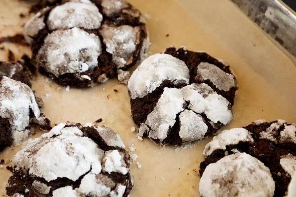 Zelfgemaakte Chocolade Crinkle Cookies Lage Hoek Uitzicht Close — Stockfoto