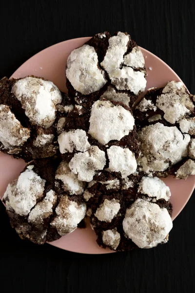 Házi Készítésű Csokoládé Crinkle Cookie Rózsaszín Tányéron Fekete Felületen Felülnézetből — Stock Fotó