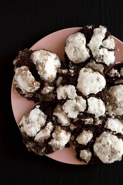 Házi Készítésű Csokoládé Crinkle Cookie Rózsaszín Tányéron Fekete Felületen Felülnézetből — Stock Fotó