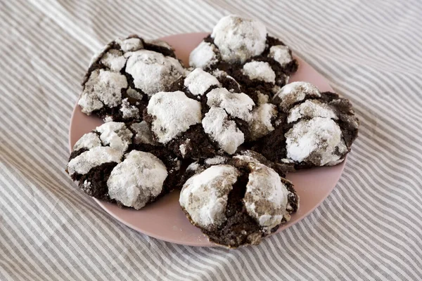 Homemade Chocolate Crinkle Cookies Pink Plate Side View — Stock Photo, Image