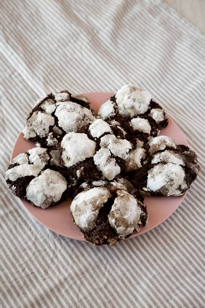 Hausgemachte Chocolate Crinkle Cookies Auf Rosa Teller Seitenansicht — Stockfoto