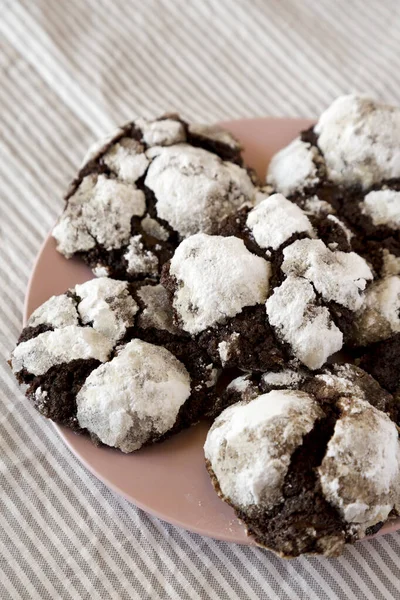 Hausgemachte Chocolate Crinkle Cookies Auf Rosa Teller Seitenansicht — Stockfoto