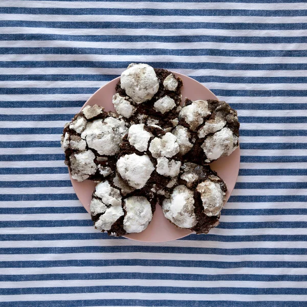 Homemade Chocolate Crinkle Cookies Pink Plate Overhead View Flat Lay — Stock Photo, Image