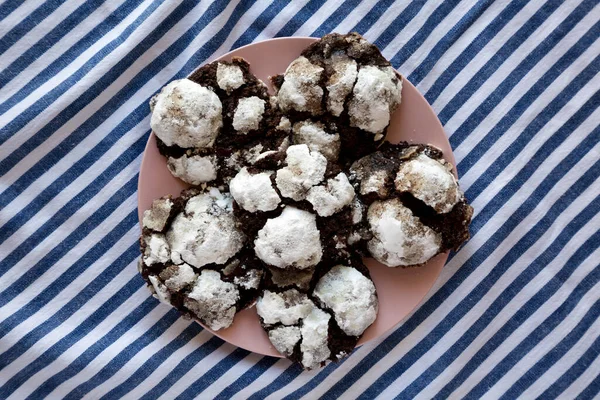 Hausgemachte Chocolate Crinkle Cookies Auf Einem Rosa Teller Ansicht Von — Stockfoto