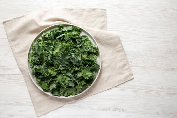 Raw Organic Baby Kale Gray Plate White Wooden Background Top — Stock Photo, Image