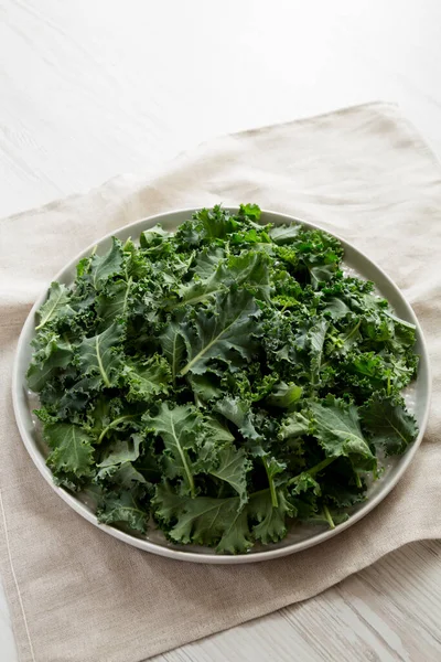 Raw Organic Baby Kale Gray Plate White Wooden Background Low — Stock Photo, Image