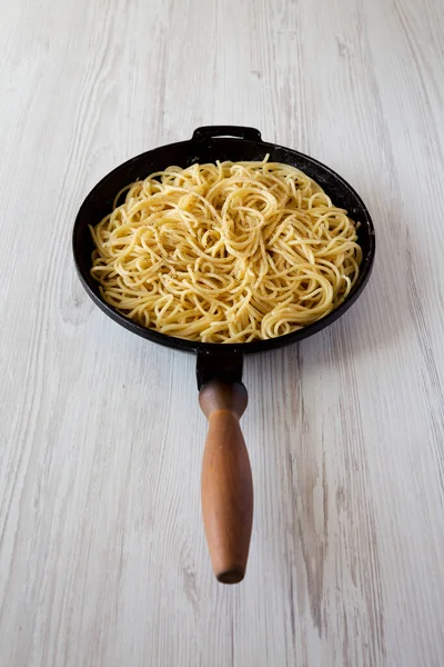 Homemade Cacio Pepe Pasta Pecorino Romano Pepper Cast Iron Pan — Stock Photo, Image