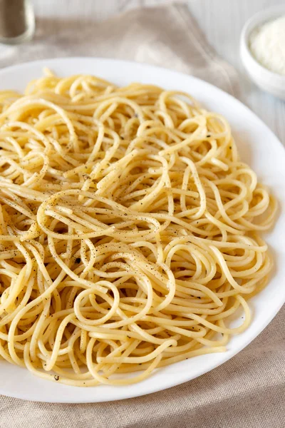 Σπιτικά Cacio Pepe Pasta Pecorino Romano Και Pepper Λευκό Πιάτο — Φωτογραφία Αρχείου