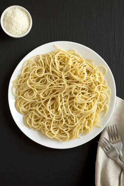 Hjemmelaget Cacio Pepe Pasta Med Pecorino Romano Pepper Hvit Plate – stockfoto