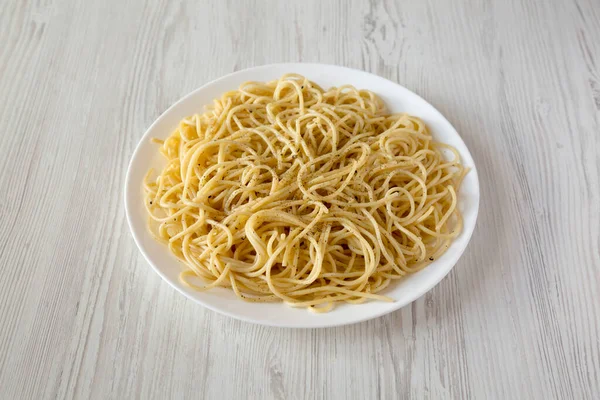 Caseiro Cacio Pepe Pasta Com Pecorino Romano Pimenta Uma Placa — Fotografia de Stock