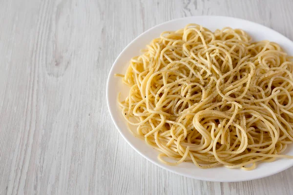 Homemade Cacio Pepe Pasta Pecorino Romano Pepper Білій Пластині Вид — стокове фото