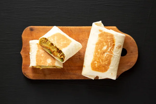 Domácí Snídaně Vejce Burrito Avokádem Slaninou Rustikální Dřevěné Desce Černém — Stock fotografie