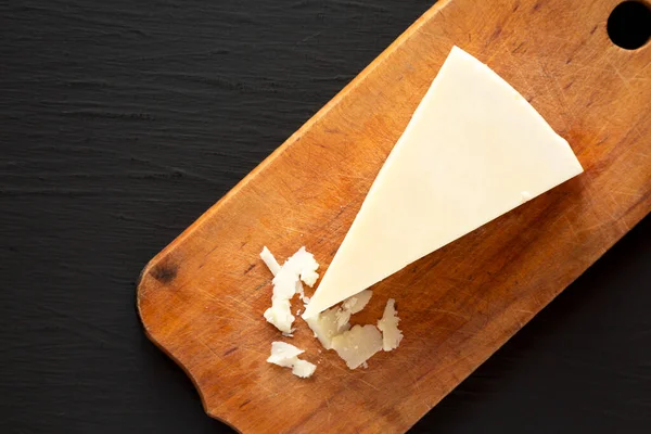 Queso Pecorino Romano Sobre Tabla Rústica Madera Sobre Fondo Negro — Foto de Stock