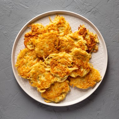 Ev yapımı patatesli gözleme, üstü açık gri bir tabakta. Dümdüz, tepeden, yukarıdan.