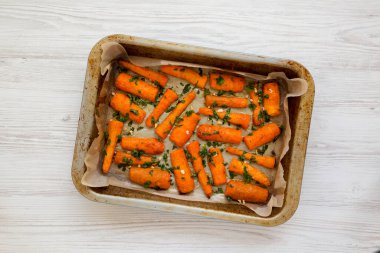 Ev yapımı havuçlu ve otlu, tepeden bakıldığında. Düz yatıyordu, üstten, yukarıdan..