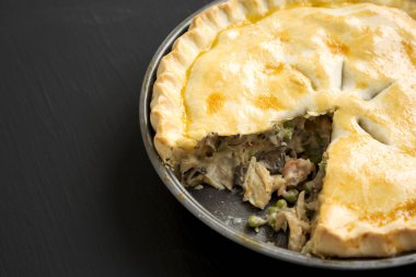 Siyah arka planda ev yapımı tavuklu börek. Boşluğu kopyala.