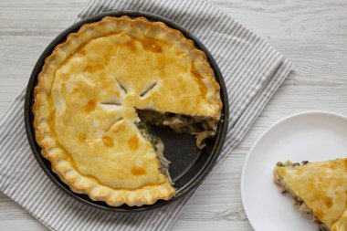 Beyaz ahşap arka planda tavuklu börek, üst manzara. Dümdüz, tepeden, yukarıdan. 