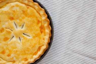 Tavuklu börek, en iyi manzara. Dümdüz, tepeden, yukarıdan. Metin için boşluk.