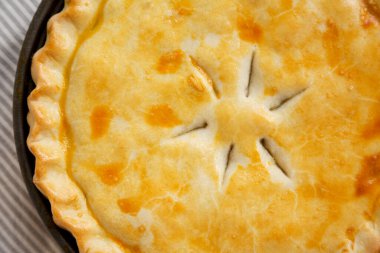 Tavuklu börek, en iyi manzara. Dümdüz, tepeden, yukarıdan. 