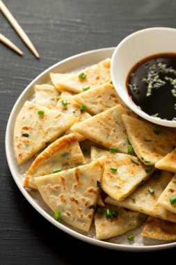 Siyah arka planda Soya soslu ev yapımı Scallion Pancake 'ler..