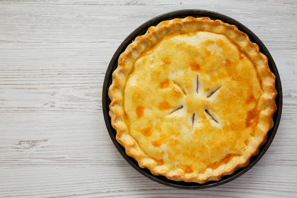 Morceau Tarte Poulet Sur Une Surface Bois Blanc Vue Dessus — Photo