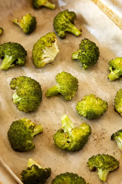 Homemade Roasted Broccoli Salt Pepper Low Angle View — Stok fotoğraf