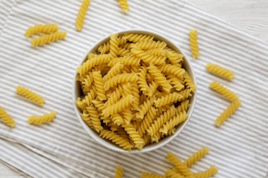 Pişmemiş sarı organik Rotini Pasta, en iyi manzara. Dümdüz, tepeden, yukarıdan. 