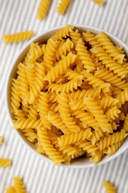 Pişmemiş sarı organik Rotini Pasta, en iyi manzara. Dümdüz, tepeden, yukarıdan. Yakın çekim..