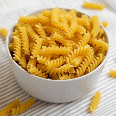 Pişmemiş sarı organik Rotini Pasta, düşük açılı. Yakın çekim..