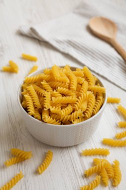 Pişmemiş sarı organik Rotini Pastası, yan görünüm. 