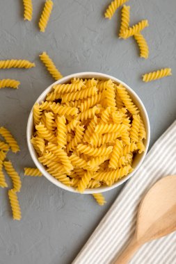 Pişmemiş sarı organik Rotini Pasta, en iyi manzara. Dümdüz, tepeden, yukarıdan. 