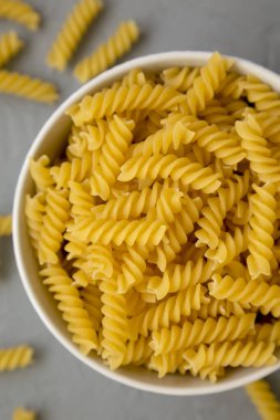 Pişmemiş sarı organik Rotini Pasta, en iyi manzara. Dümdüz, tepeden, yukarıdan.
