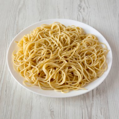 Beyaz tabakta Pecorino Romano ve Pepper ile ev yapımı Cacio E Pepe Pasta, düşük açılı.. 