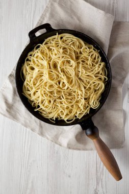 Pecorino Romano ve Pepper 'lı ev yapımı Cacio E Pepe Pasta. Dümdüz, tepeden, yukarıdan.